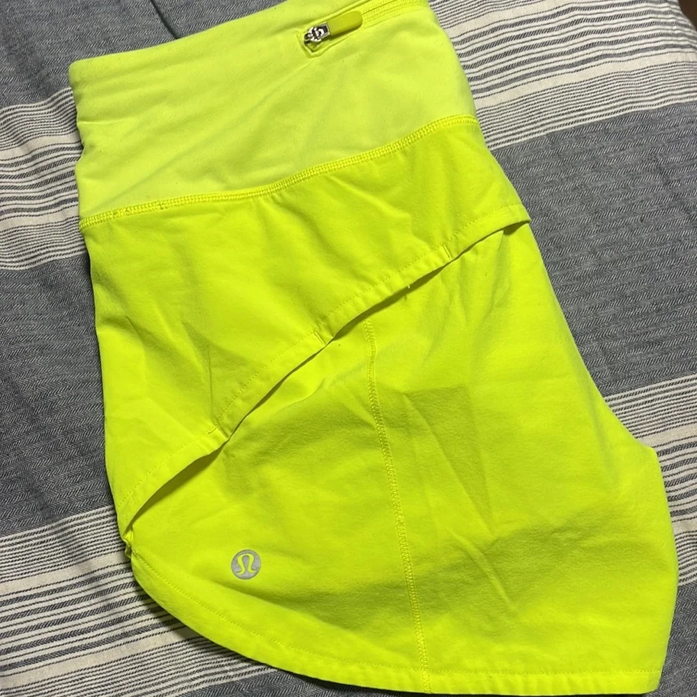 Lululemon Speed Up Mid-Rise Short 4"
Highlight Yellow size 4 - Picture 4 of 6